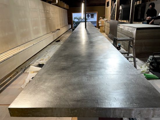 すがり様 錫製テーブル（施工中）